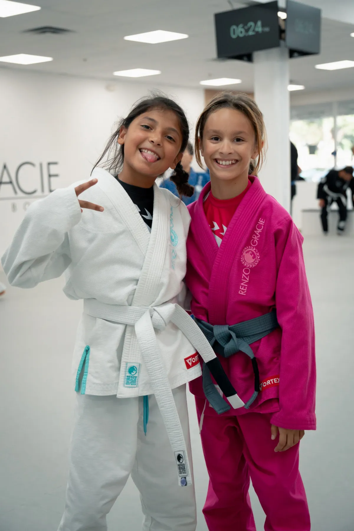 Niños sonriendo con kimono durante una clase en Renzo Gracie West Boca Raton