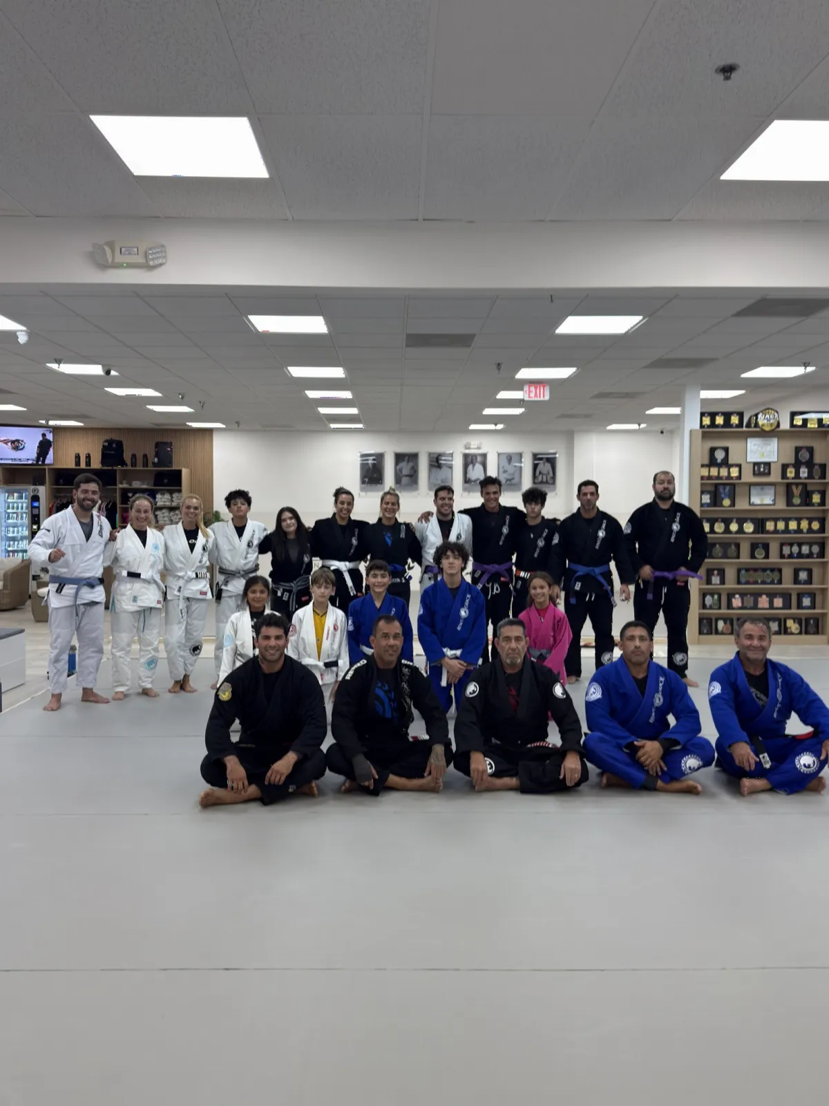 El equipo y los alumnos de Renzo Gracie West Boca Raton posando juntos en el tatami