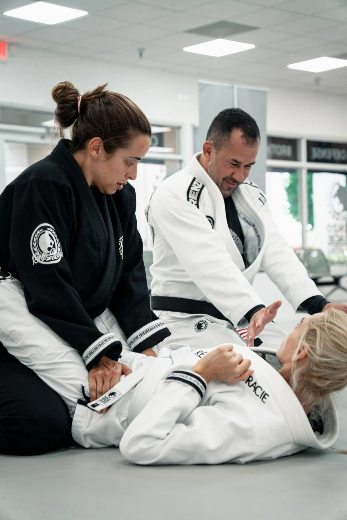 Mujeres entrenando Jiu-Jitsu juntas en Renzo Gracie West Boca Raton